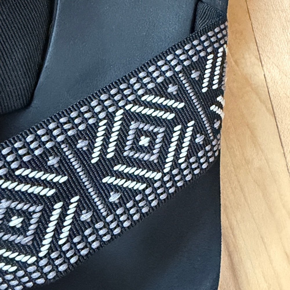 Reef spring woven women’s sandals size 8
Summer vacation poolside black white ☀️ - Picture 4 of 9